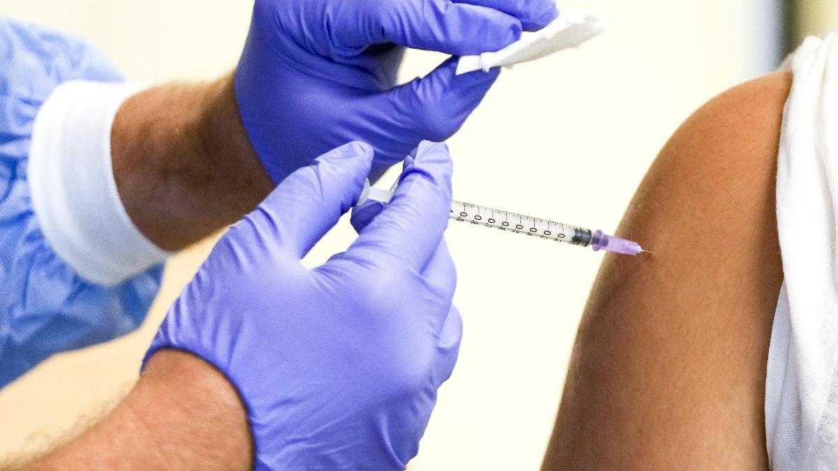 कोरोनाः बूस्टर के रूप में मॉडर्ना की वैक्सीन कारगर नहीं, ऐसा क्यों कहा एक्सपर्ट्स ने