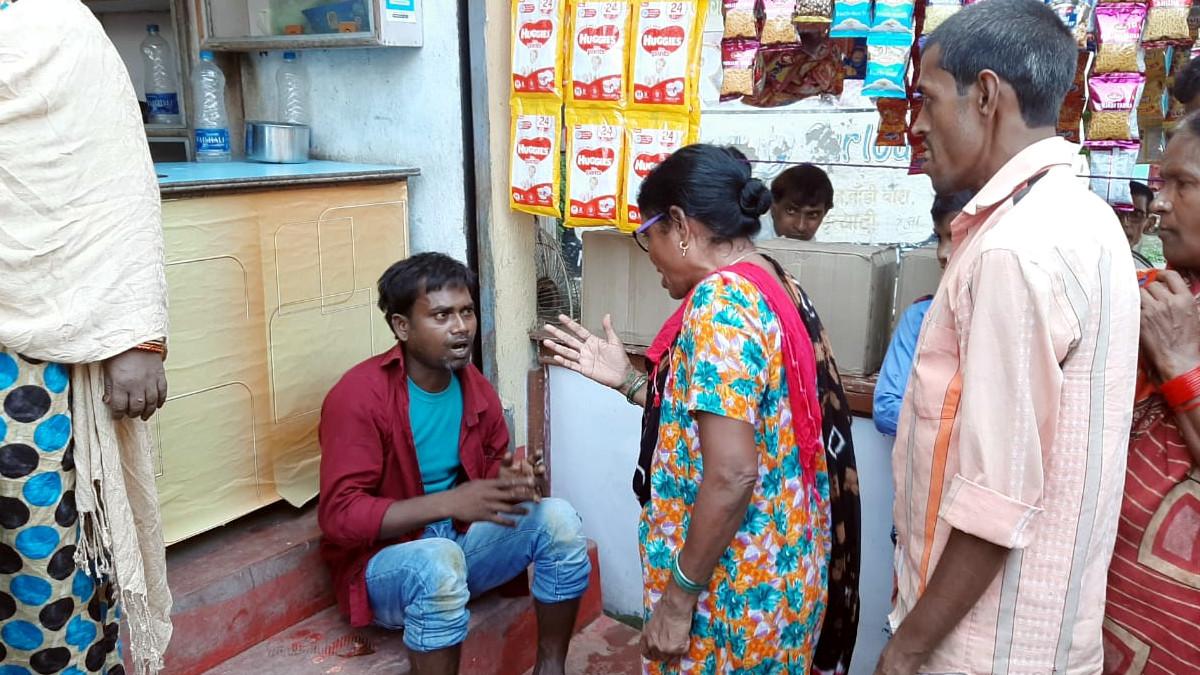 रेड लाइट एर‍िया में बच्चा बेचने आया प‍िता तो हुई प‍िटाई. 