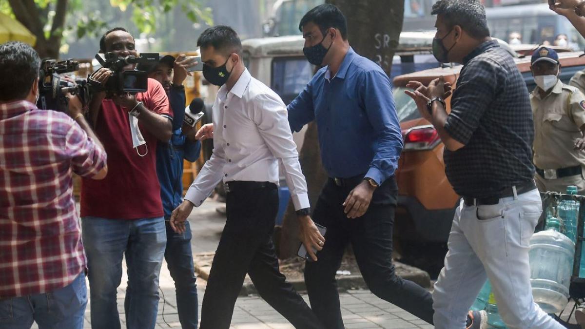 NCB के ऑफिसर समीर वानखेड़े (सफेद शर्द में) फोटो- पीटीआई