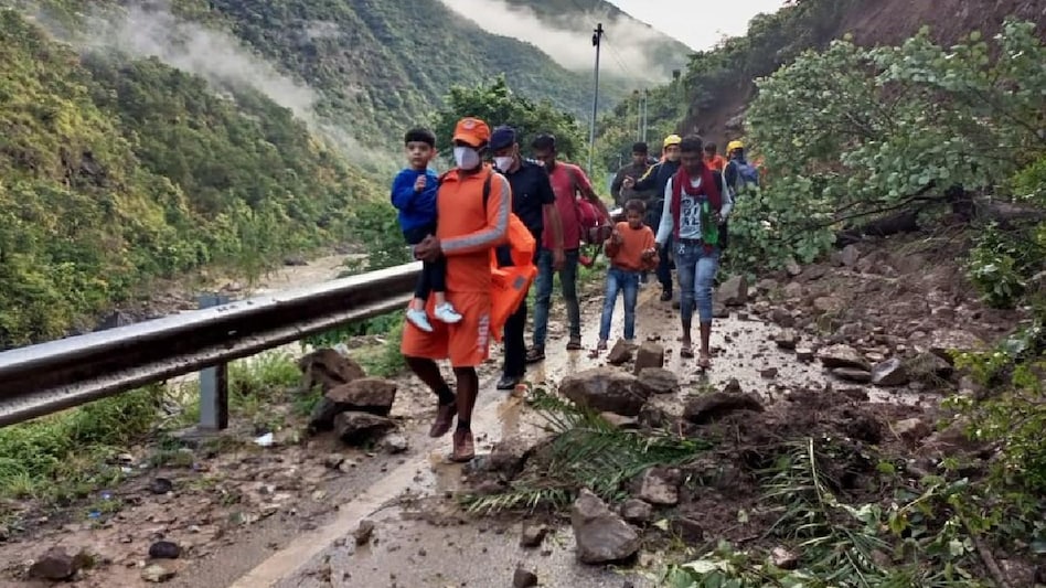 रेक्स्यू के लिए उत्तराखंड में एनडीआरएफ की 15 टीमें तैनात की गई हैं (फोटो- ट्विटर)