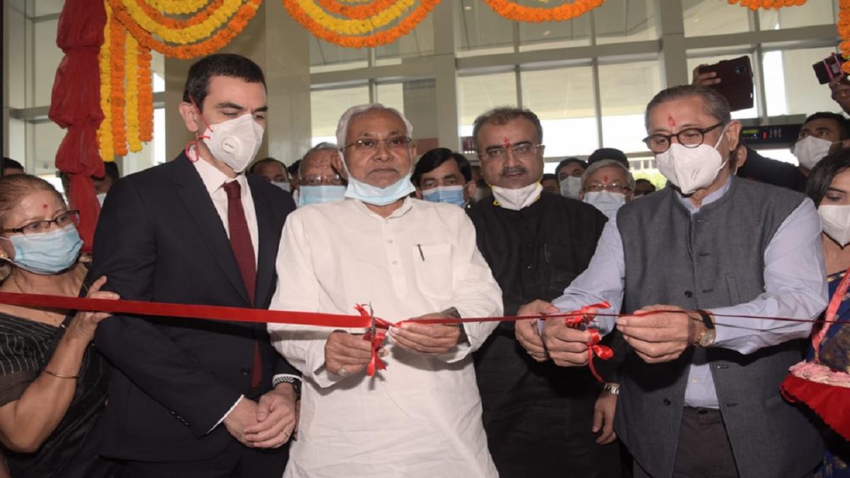 अस्पताल का उद्घाटन करते नीतीश कुमार