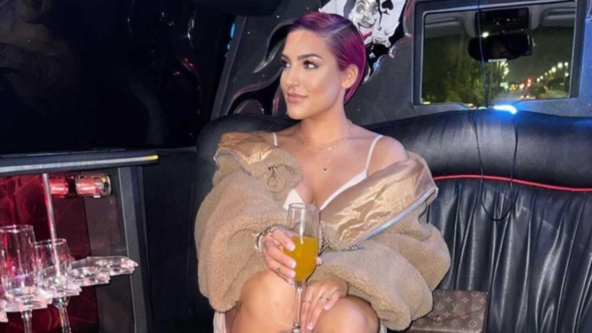 'इतनी खूबसूरत हो फिर बस ड्राइविंग?', लोगों के तानों से लड़की परेशान