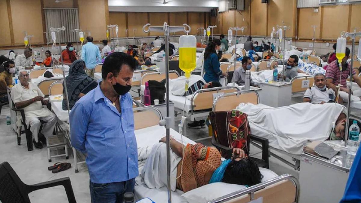 डेंगू का इलाज कराते मरीज