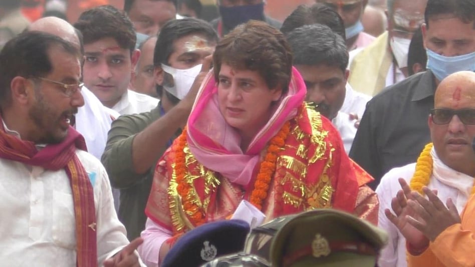 वाराणसी पहुंचीं प्रियंका गांधी ने किए काशी विश्वनाथ के दर्शन, कहा- ये मेरी आस्था - priyanka gandhi varanasi kisan nyay rally kashi vishwanath temple ntc - AajTak