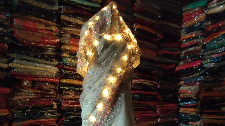 लाइट वाली साड़ी, फोन चार्ज करने के लिए पॉवर बैंक भी