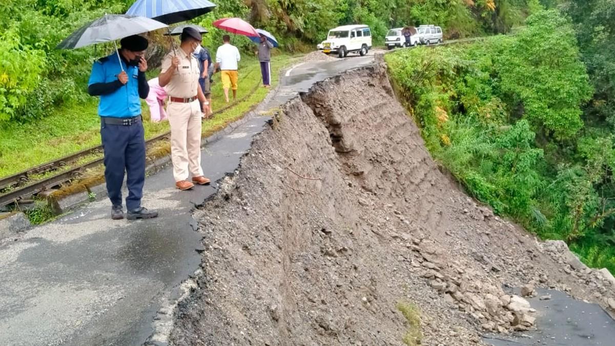 पहाड़ों पर लगातार हो रही बारिश के चलते कई जगहों पर हुआ लैंडस्लाइड