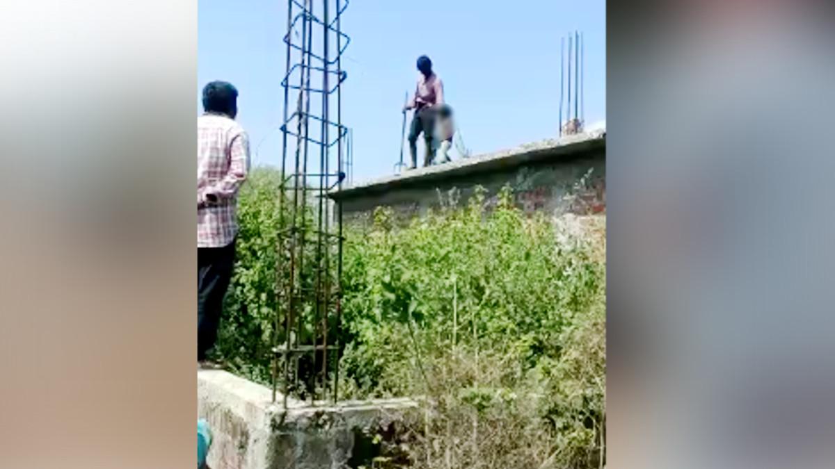 बेटी को मारने की कोश‍िश करता प‍िता.