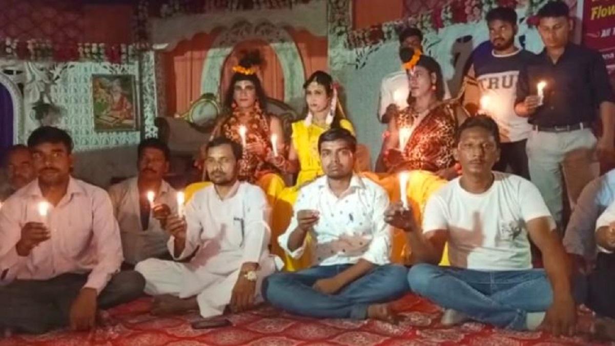 मोमबत्ती जला कर प्रदर्शन कर रहे हैं रामलीला कलाकार (फोटो-आजतक)