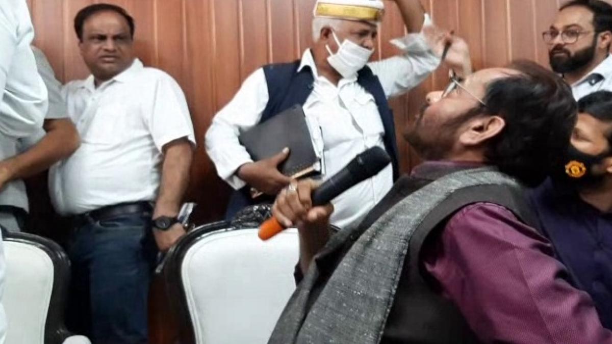 गिरते सीलिंग फॉल्स को देखते केंद्रीय मंत्री मुख्तार अब्बास नकवी 