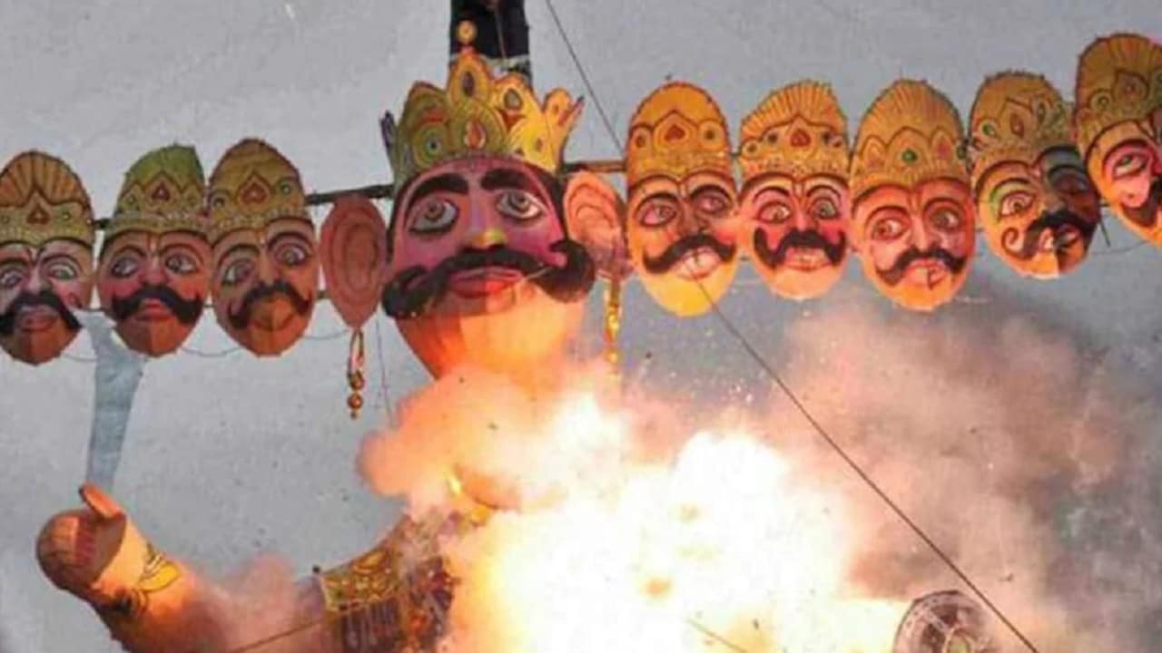 Dussehra 2021: दिल्ली में शाम 6 बजे तो लखनऊ में रात 8 बजे, जानिए आपके शहर में कब होगा रावण दहन - Dussehra 2021 Timings of Ravan Dahan Delhi Lucknow Indore and other Cities Place NTC - AajTak
