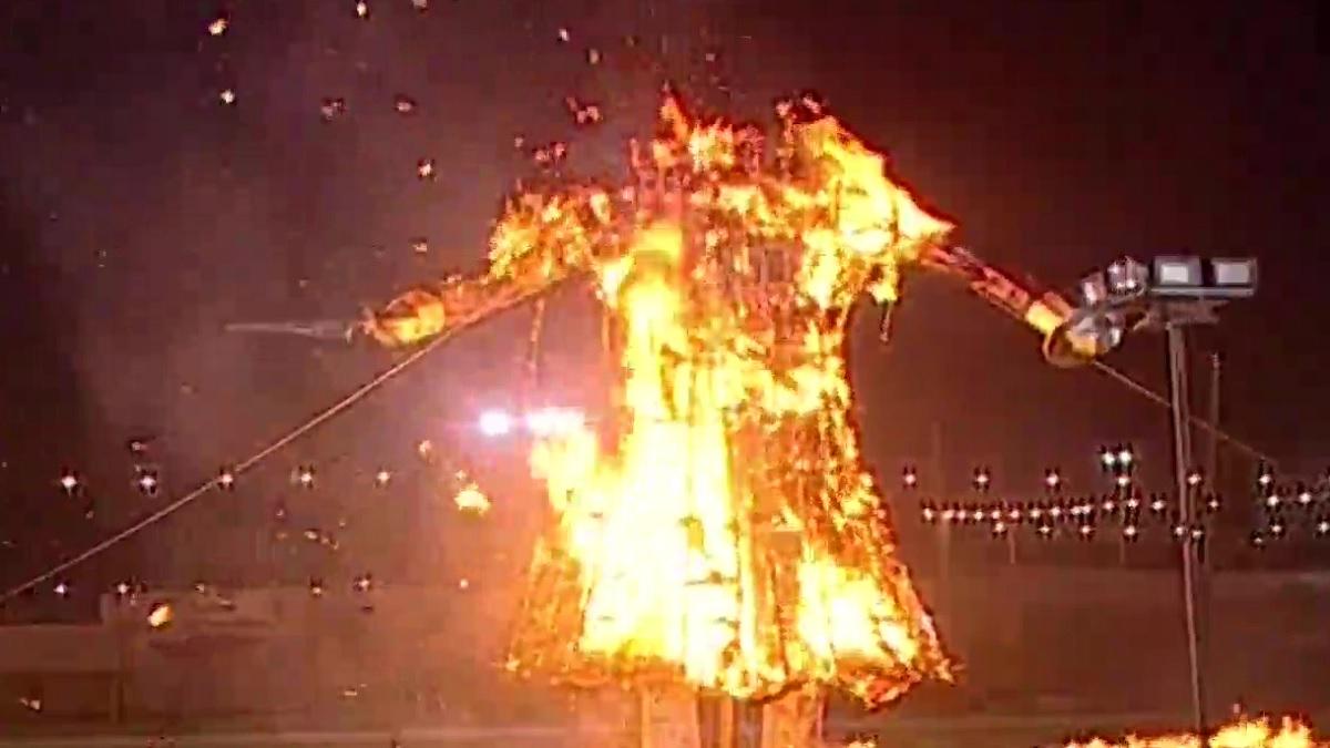 दिल्ली के रामलीला मैदान का रावण दहन (फोटो-ANI)