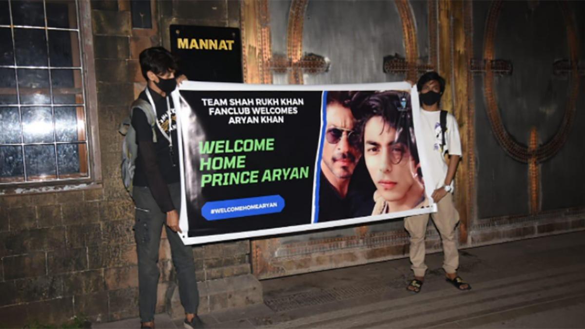 आर्यन खान की रिहाई, मन्नत के बाहर जुटे फैन्स का अबराम ने किया स्वागत