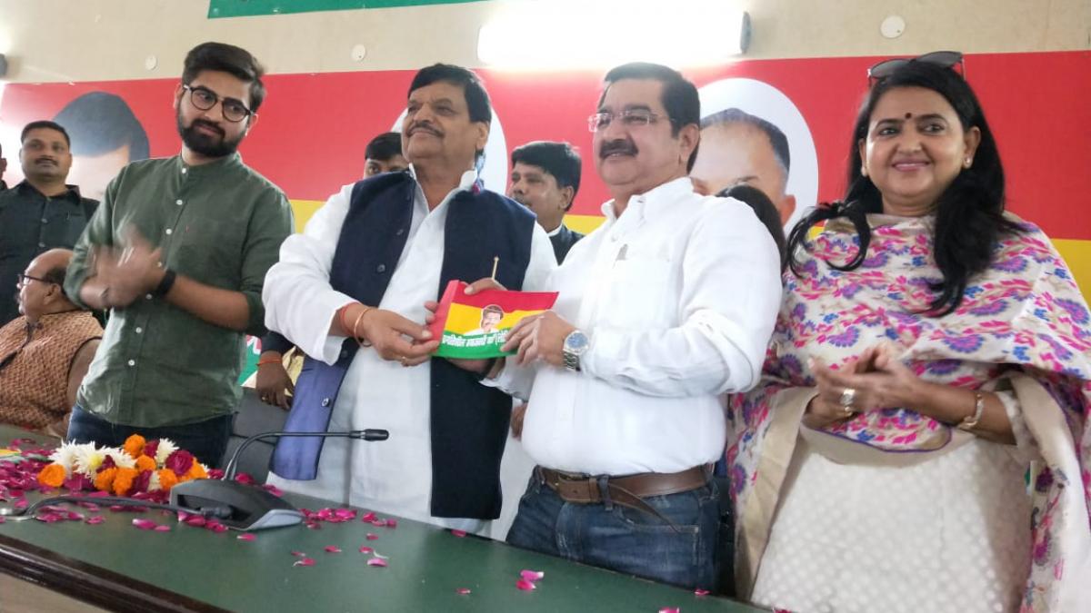 विनोद मिश्र और अनीता मिश्रा को प्रसपा की सदस्यता दिलाते शिवपाल सिंह यादव