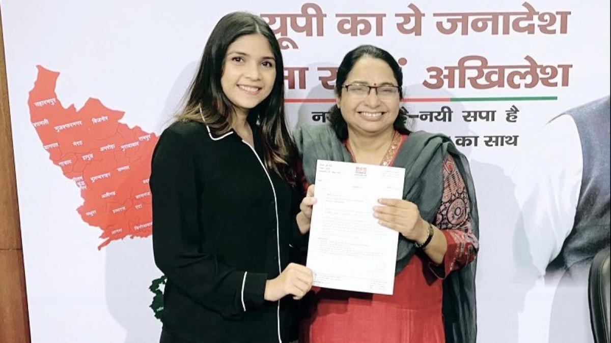 सपा महिला सभा की राष्ट्रीय अध्यक्ष जूही सिंह के साथ श्रेया वर्मा