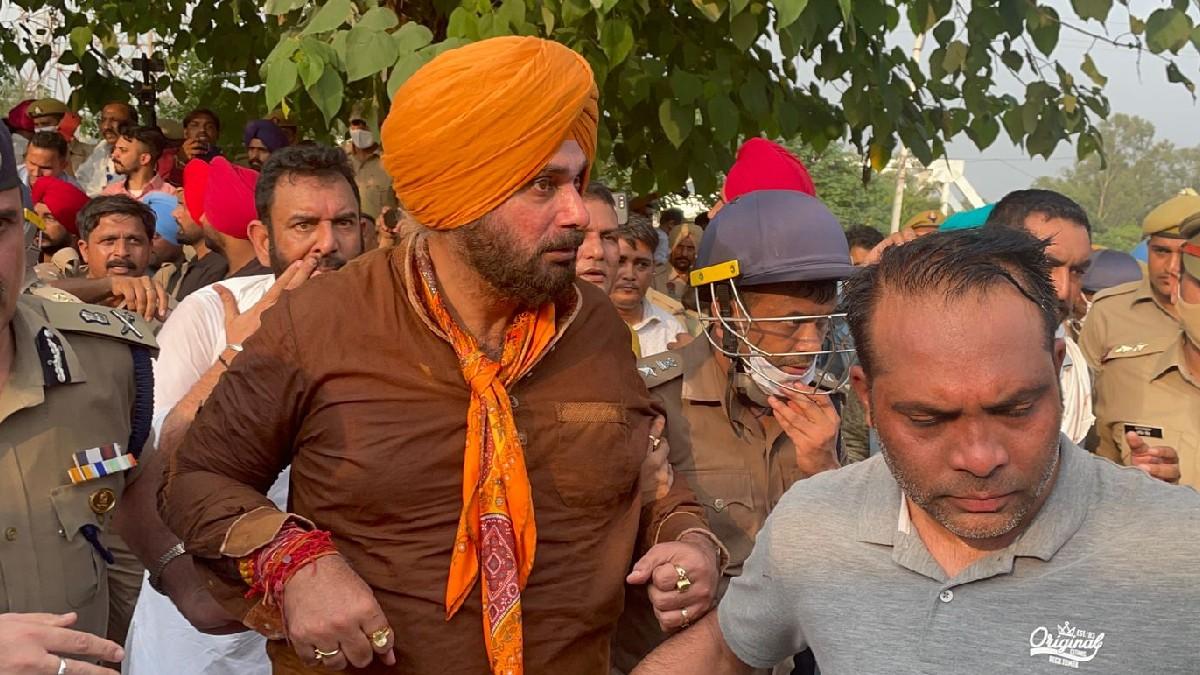 लखीमपुर जा रहे नवजोत सिंह सिद्धू को यूपी पुलिस ने रोका. 