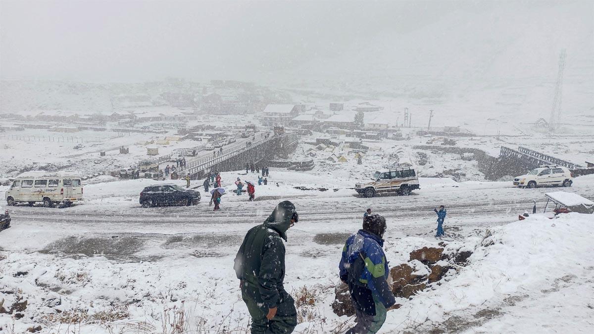 Snowfall in Jammu-Kashmir: कश्मीर में बर्फबारी