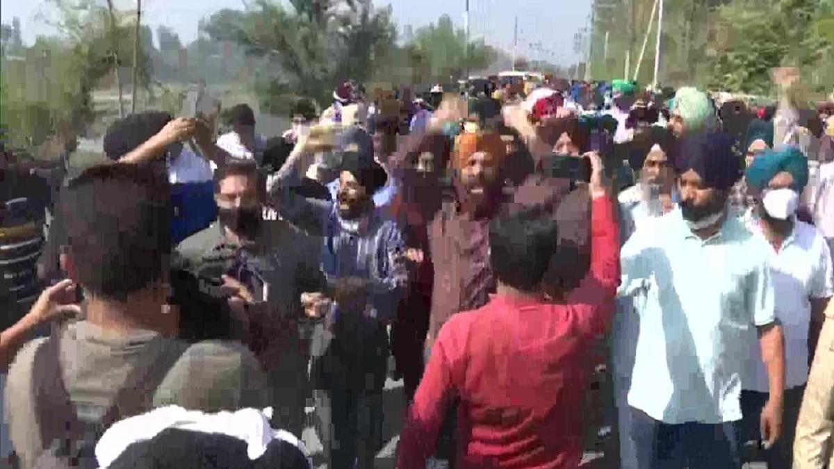 लोगों ने लगाए पाकिस्तान विरोधी नारे (फोटोः एएनआई)