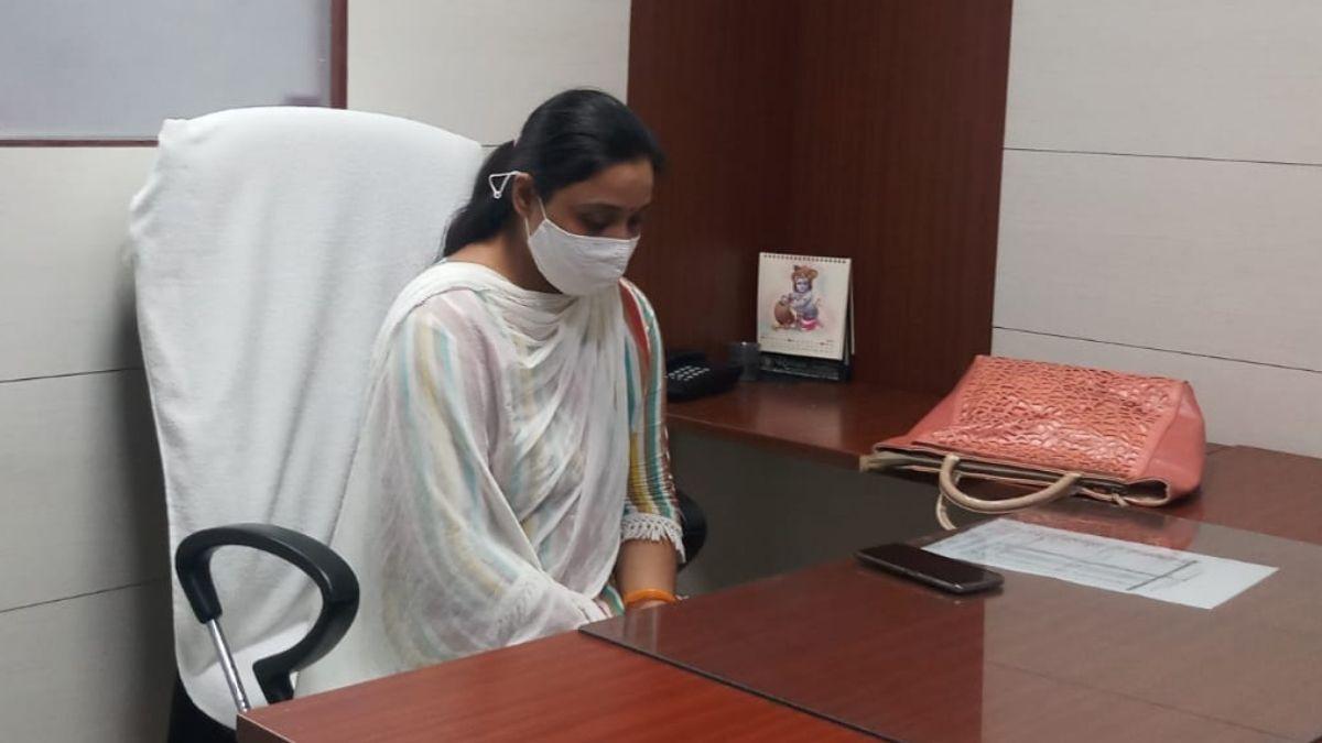 मनीष गुप्ता की पत्नी ने लिया KDA में OSD का चार्ज, पति को याद कर फूट-फूटकर रोईं मीनाक्षी