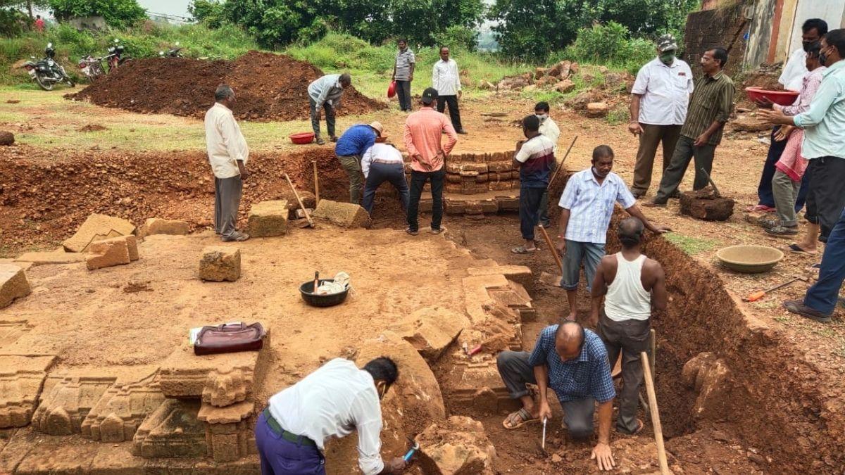खुदाई में निकला प्राचीन मंदिर का अवशेष