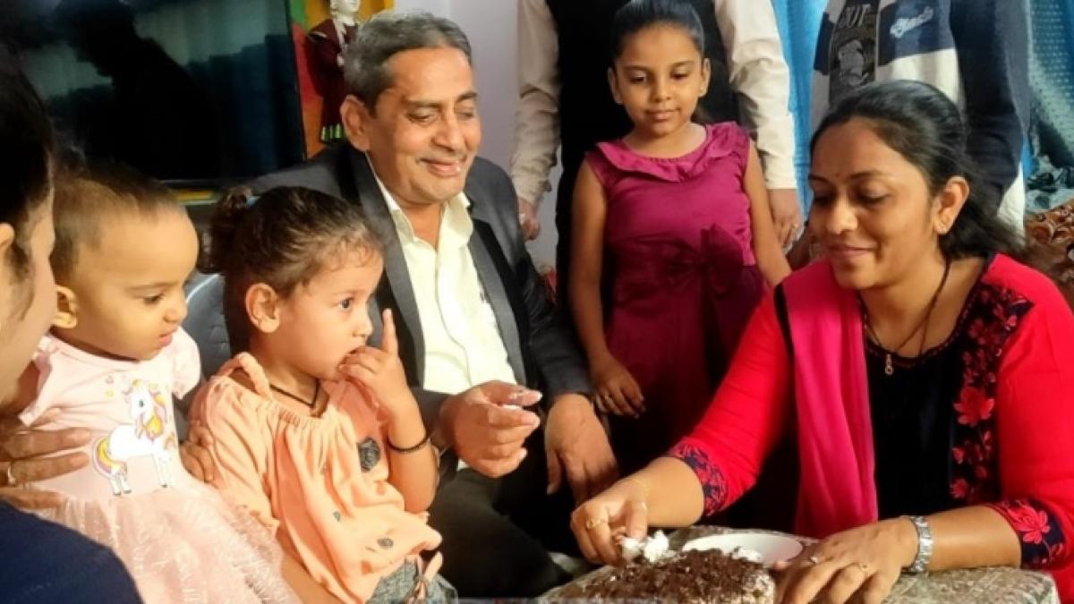 परिवार के साथ बर्थडे मनाते रवजी भाई (फोटो-आजतक)