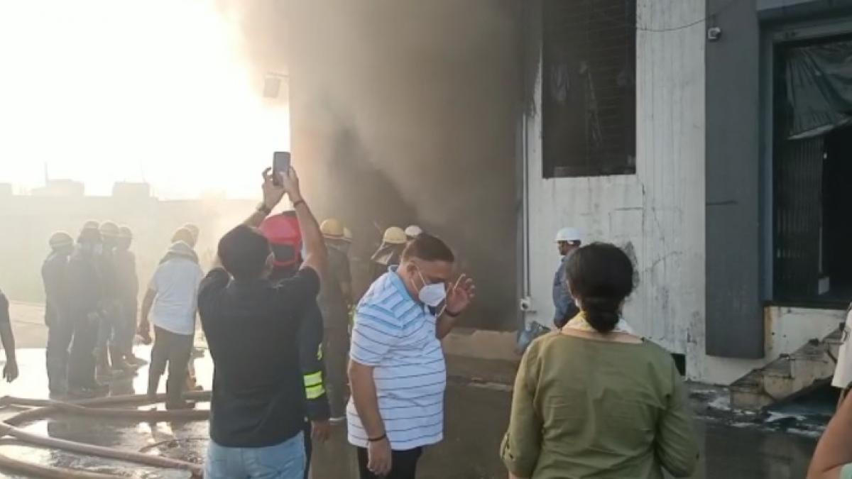 सूरत की पैकेजिंग यूनिट में लगी आग, जान बचाने के लिए मजदूरों ने 5वीं मंजिल से लगाई छलांग, 2 की मौत
