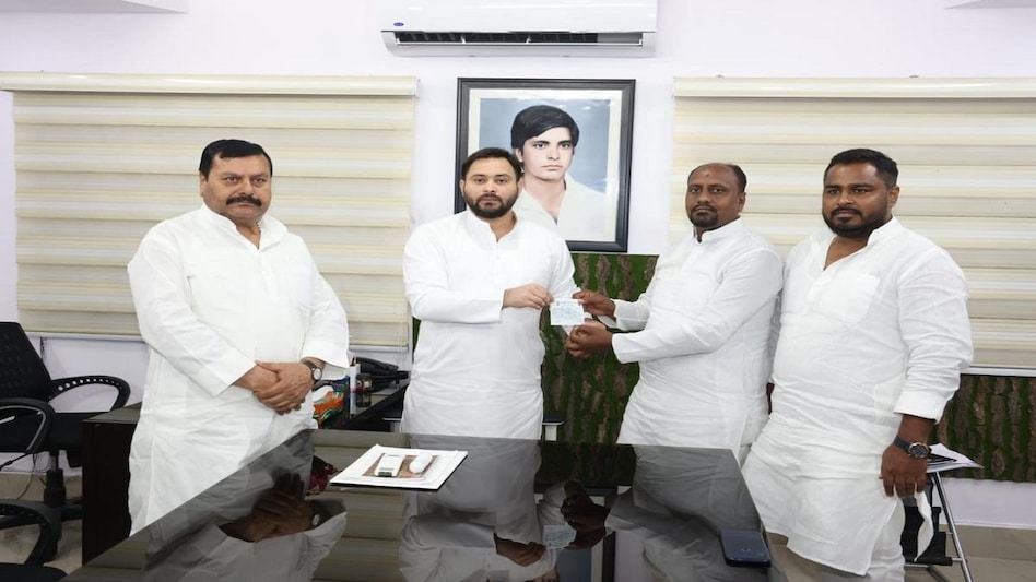 तेजस्वी यादव से मुलाकात के बाद संजय ने नामांकन वापस लेने का लिया फैसला.