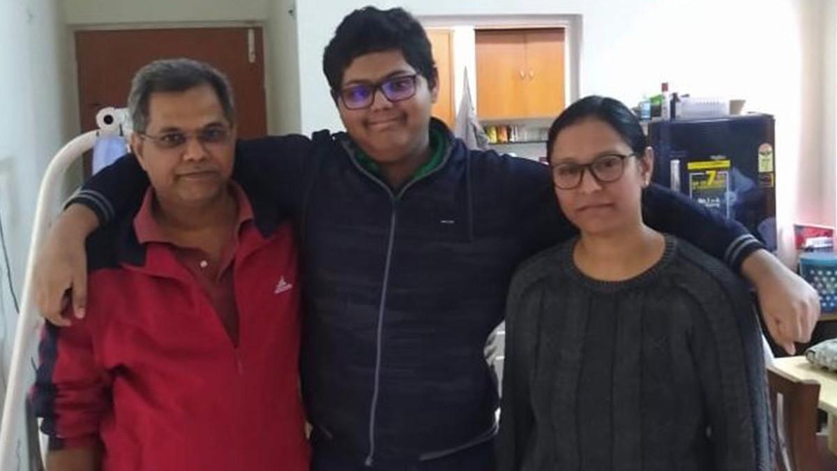 पति अजय और बेटे अमन के साथ रश्म‍ि (aajtak.in)