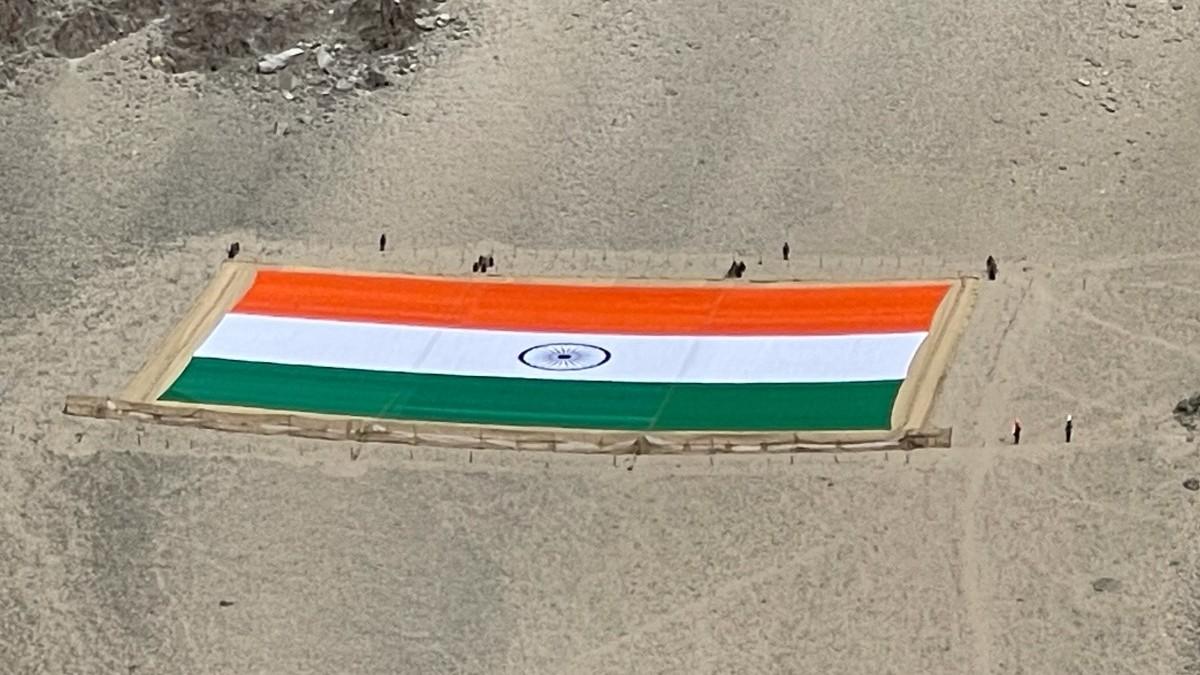 तिरंगे का वजन 1400 किग्रा है