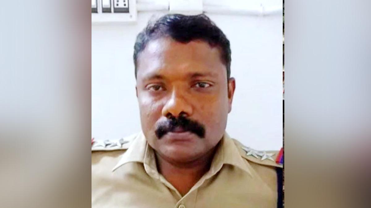 मोबाइल फोन चोरी का सब इंस्पेक्टर ज्योत‍ि सुधाकर पर लगा आरोप.