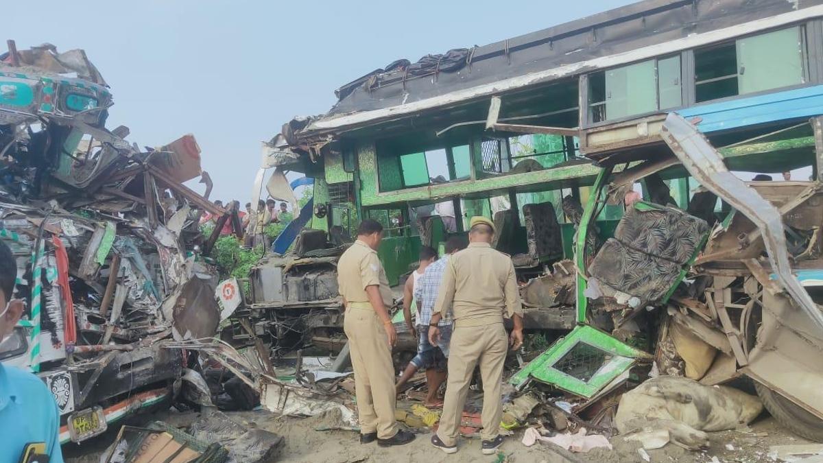 हादसे में बस और ट्रक के परखच्चे उड़ गए.