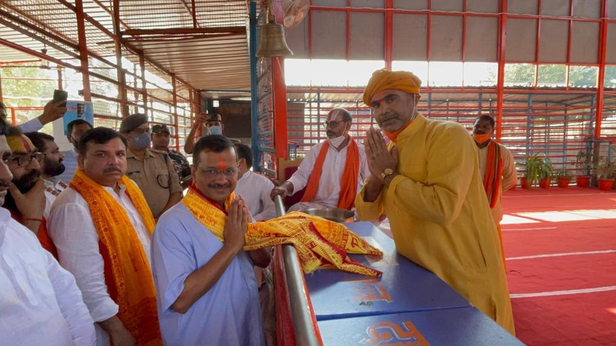 केजरीवाल ने यहां दान भी दिया.