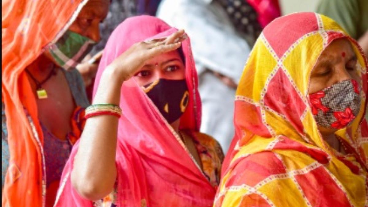 वैक्सीन के लिए कतार में खड़ीं महिलाएं (सांकेतिक-पीटीआई)