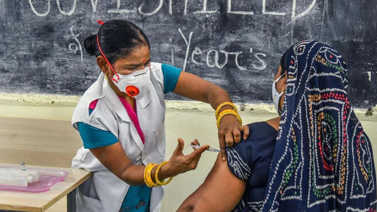 कोविड वैक्सीनेशन (प्रतीकात्मक तस्वीर)