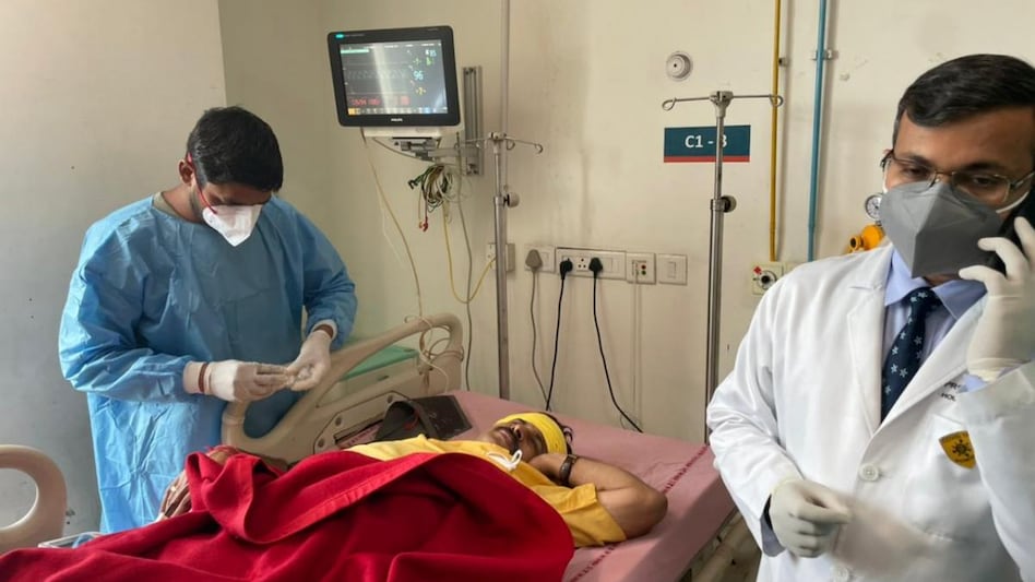 बीजेपी सांसद मनोज तिवारी को लगी चोट (फोटो- आजतक)