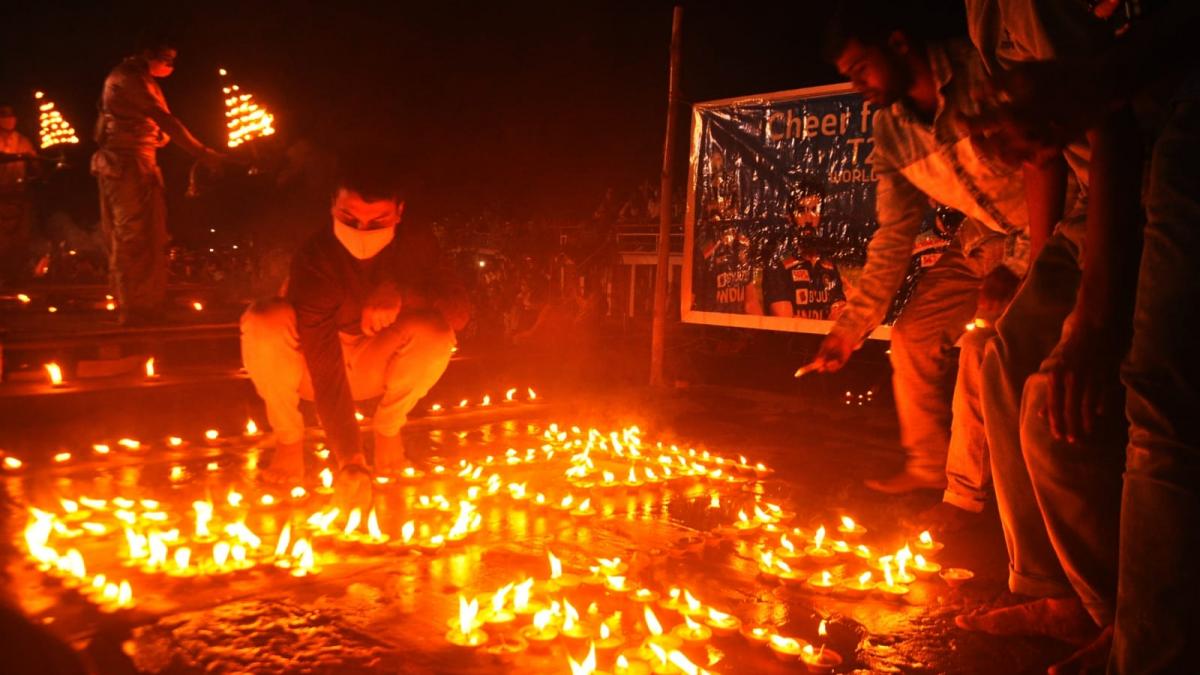 गंगा आरती के दौरान भारतीय टीम के लिए प्रार्थना