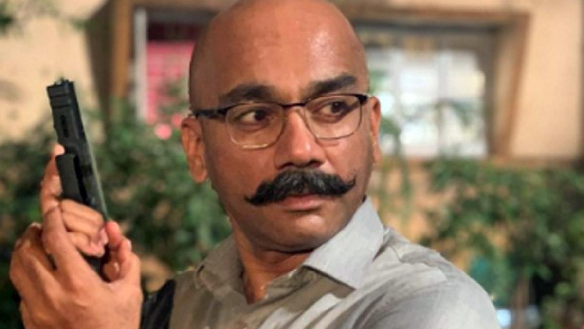 बिग बॉस नैरेटर से फैमिली मैन तक पहुंचने वाले यह शख्स आखिर हैं कौन