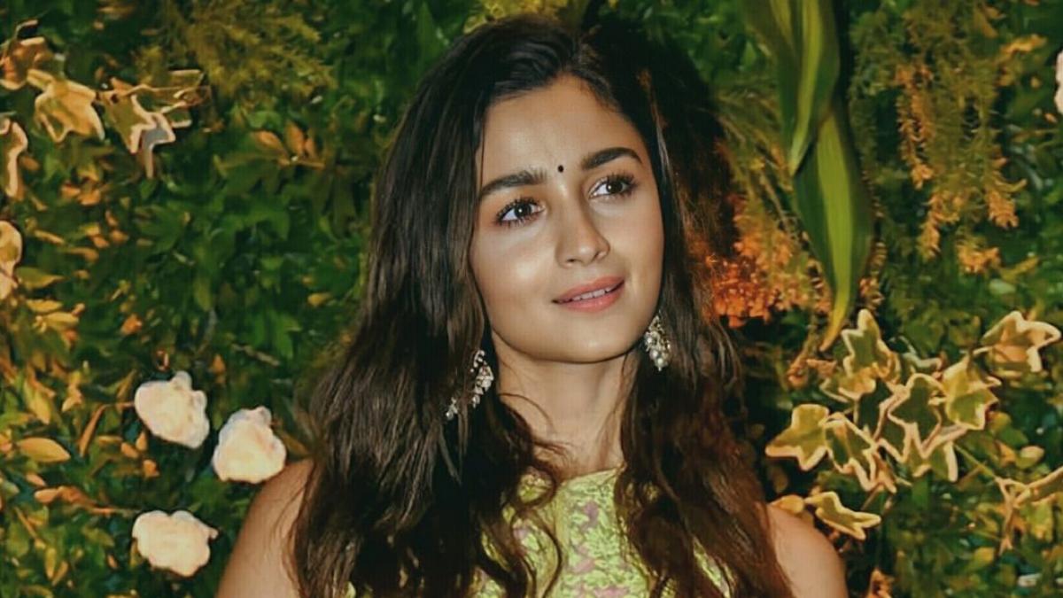 कपड़ों को लेकर ट्रोल हुईं Alia Bhatt, यूजर्स बोले 'जल्दी में उल्टा ब्लाउज पहन लिया'