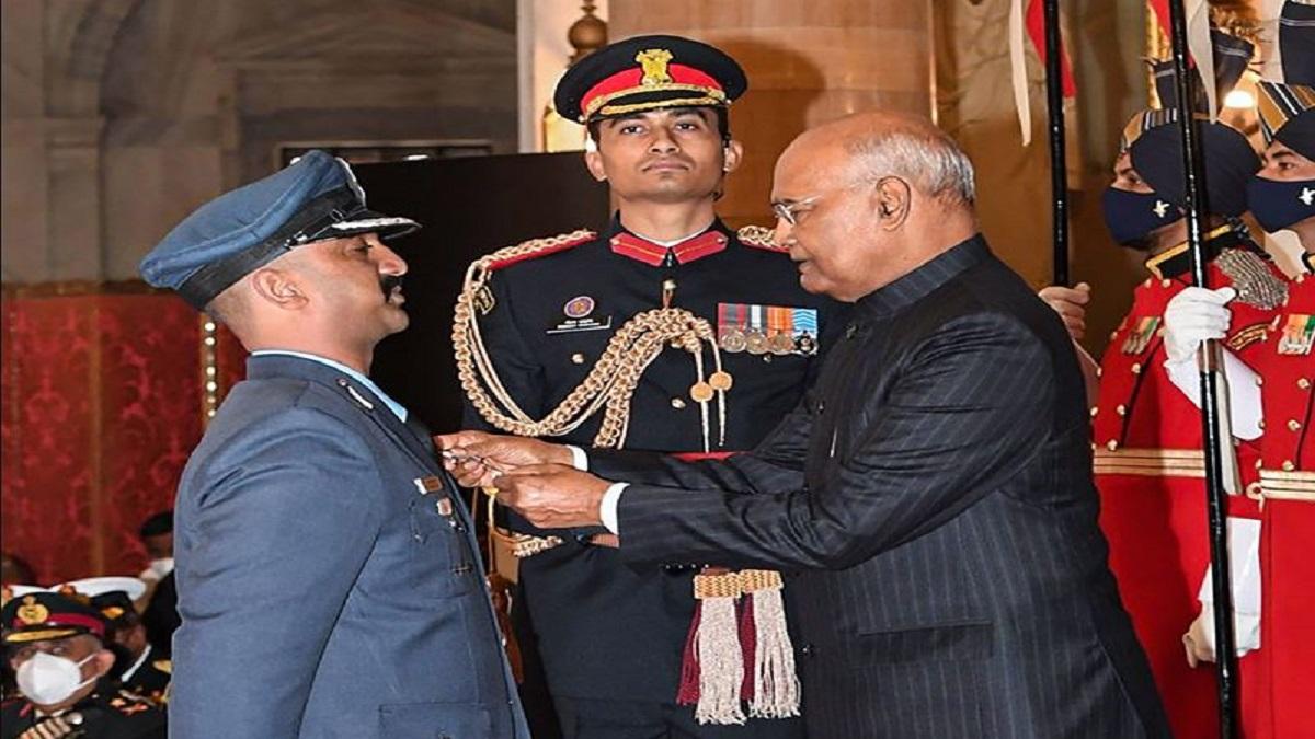 सम्मानित हुए अभिनंदन (फोटो- पीटीआई)