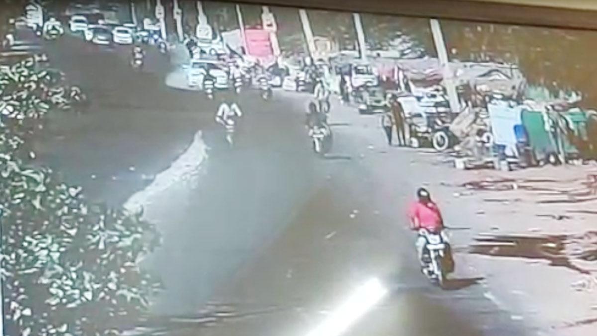 तेज रफ्तार ऑडी कार ने कई लोगों को रौंदा (फोटो- सीसीटीवी)