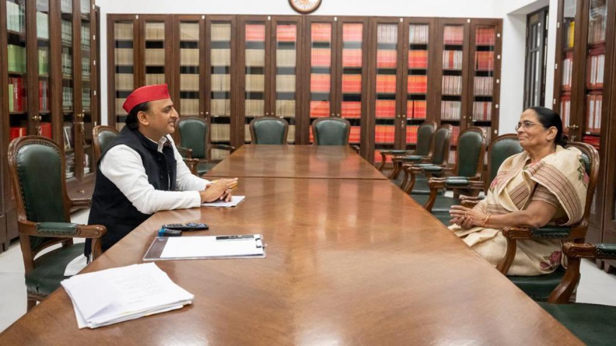 अखिलेश यादव और कृष्णा पटेल