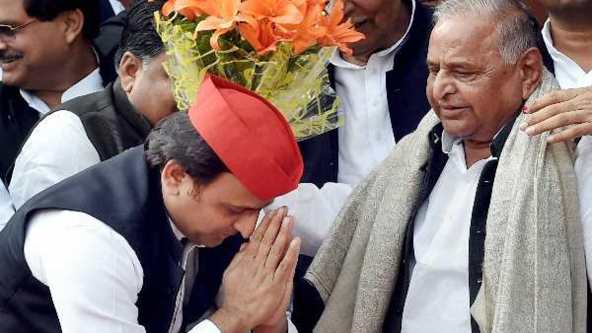मुलायम सिंह से आशिर्वाद लेते अखिलेश यादव