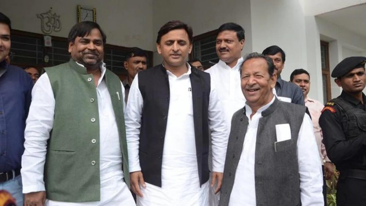 गायत्री प्रजापित और अखिलेश यादव