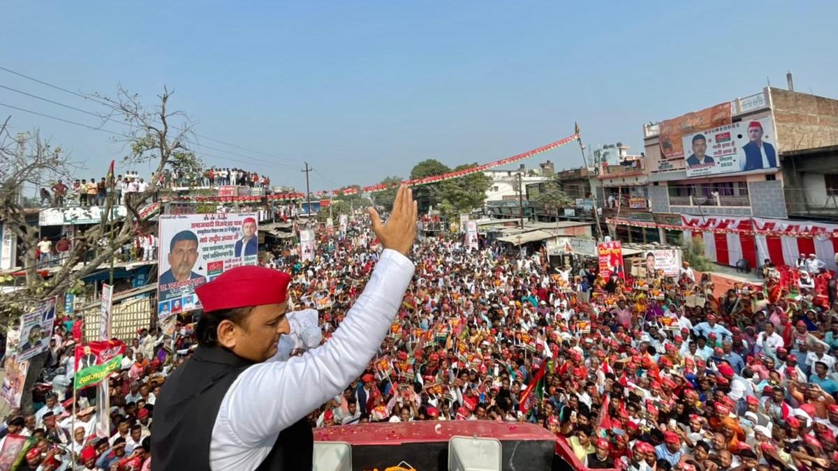 अखिलेश यादव ने रविवार को कुशीनगर में विजय यात्रा रैली निलाकी 