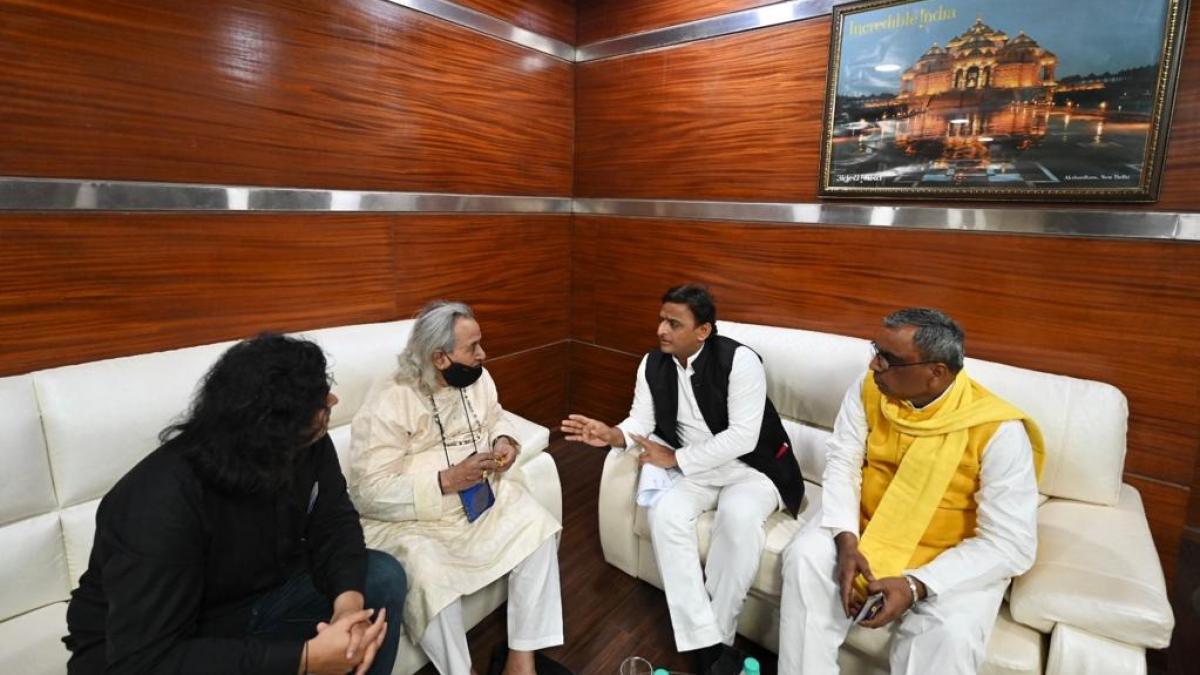  मशहूर शास्त्रीय गायक पंडित छन्नूलाल मिश्र और सपा प्रमुख अखिलेश यादव
