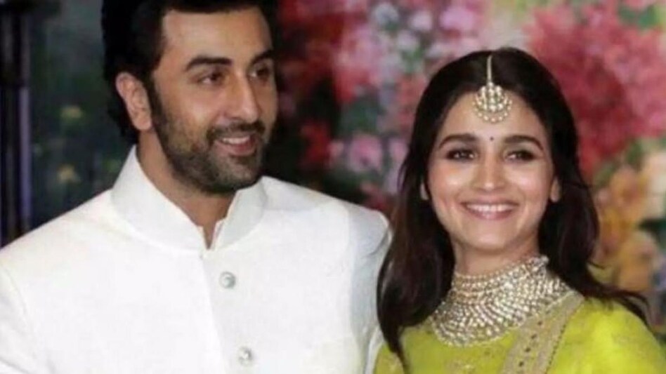 - 2021 - Ranbir Kapoor Alia Bhatt bollywood cute couple not getting married 2021 tmov - AajTak