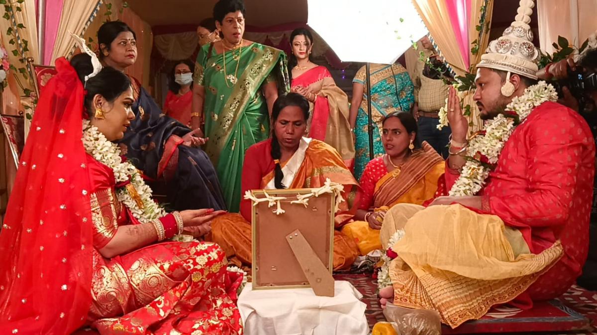 महिला पुरोहित ने करवाई जोड़े की रीति रिवाज से शादी, फिल्मी निकली प्रेम कहानी