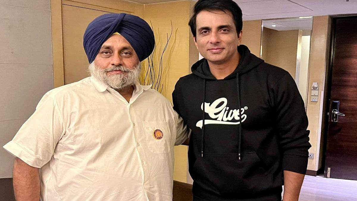  सोनू सूद और सुखबीर बादल 