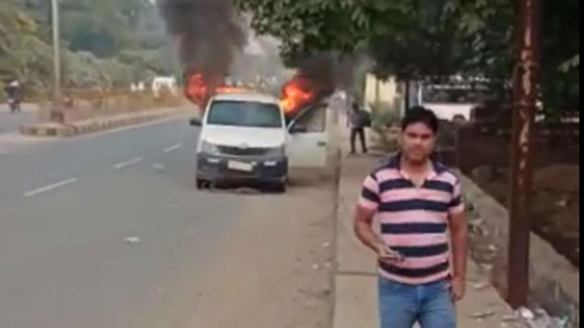 कार मालिक ने पेट्रोल डालकर अपनी कार में लगाई आग 