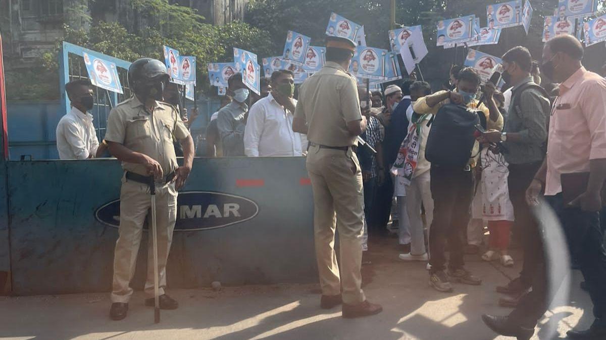 मुंबई कोर्ट परिसर के बाहर इंतजार कर रहे महाराष्ट्र के मंत्री नवाब मलिक के समर्थक 