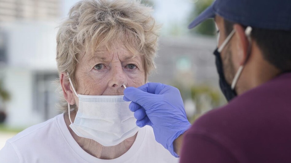 Omicron Variant: पाबंदियां लगने पर बोला द. अफ्रीका- नया वेरिएंट पहचानने की 'सजा' मिल रही - covid 19 new omicron variant countries imposed travel ban on south africa updates ntc - AajTak